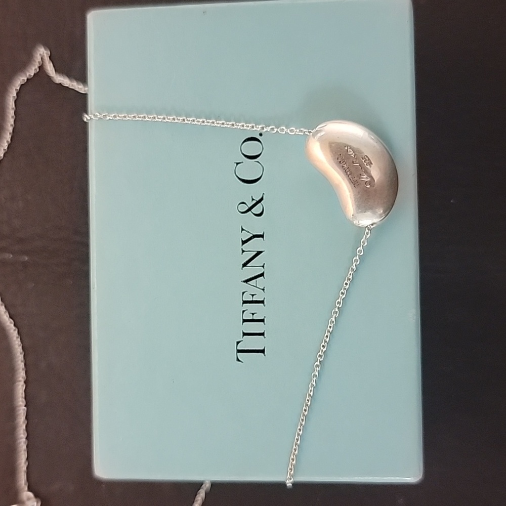 TYFFANY & Co: sterling silver necklace with bean pendant